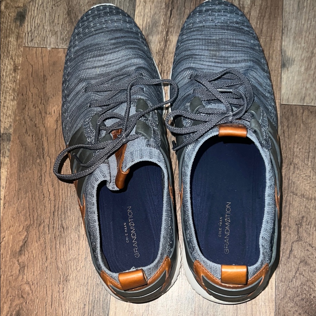 Gray Low-Top Sneakers With Textured Sole And Ribbed Design
